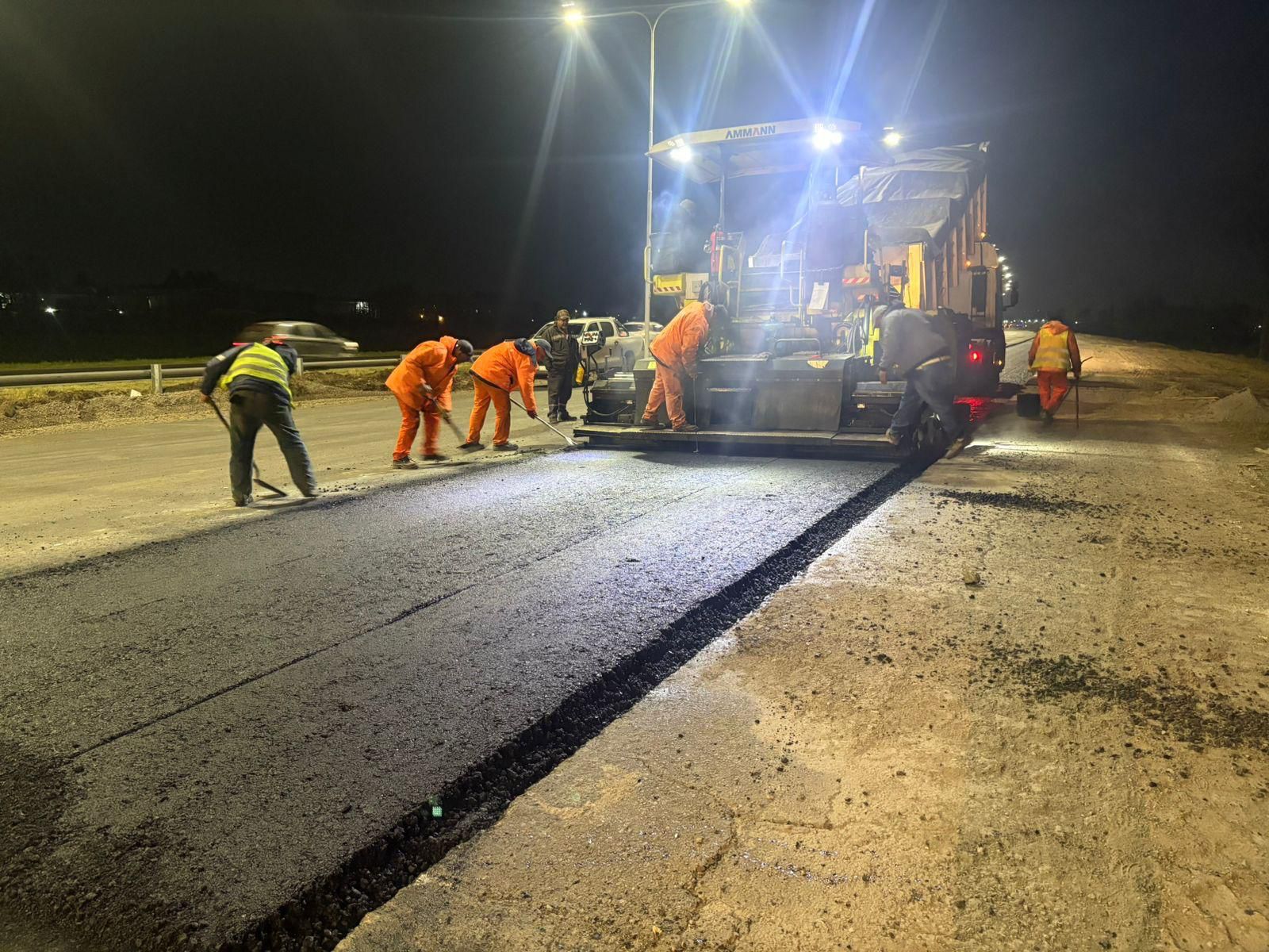 Con trabajos nocturnos Provincia avanza en la construcción del tercer carril de la autopista a Santa Fe